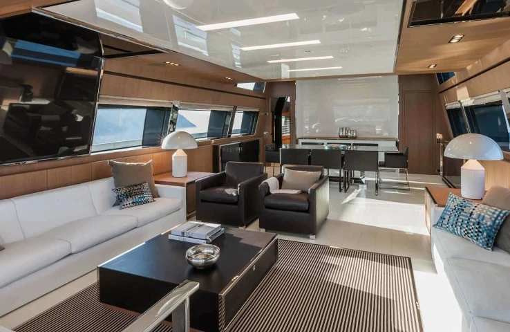 丽娃(Riva)122Mythos飞桥游艇舱内沙龙