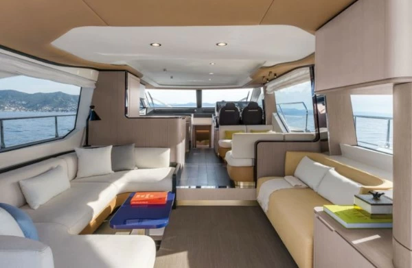 阿兹慕（Azimut）60飞桥游艇艇