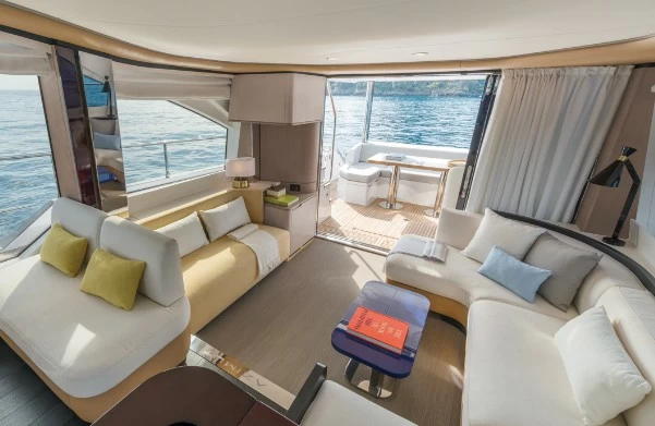阿兹慕（Azimut）60飞桥游艇艇内舱装饰