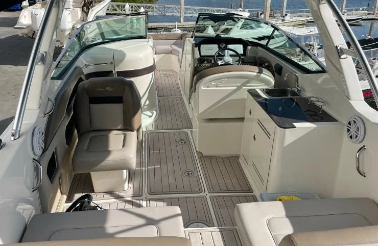 希瑞（SeaRay）300SLX运动快艇舱内休息区