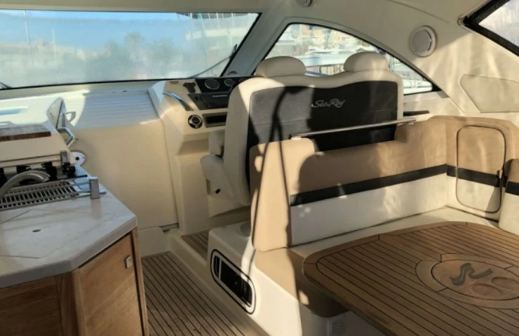 希瑞(SeaRay)355Sundancer快艇驾驶舱