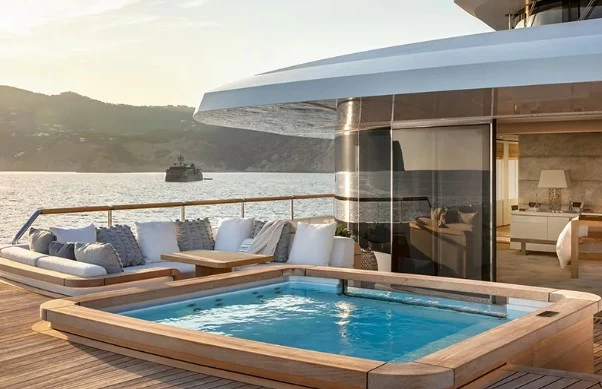 斐帝星(Feadship)Lonian超级游艇一层前甲板