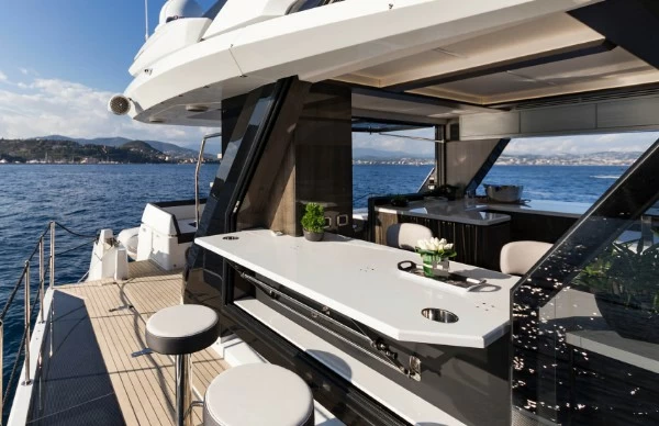 卡帝尔(Galeon)650Skydeck游艇价格约1500万元