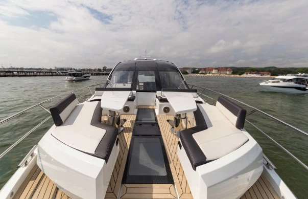 卡帝尔(Galeon)650Skydeck游艇前甲板沙龙