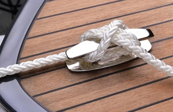 游艇如何选择合适的锚地