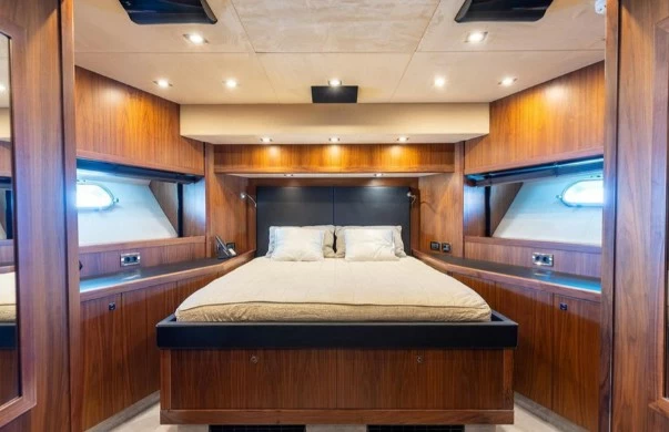 圣汐(Sunseeker)Predator108二手游艇主人舱
