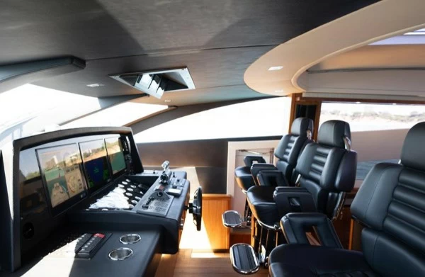 圣汐(Sunseeker)Predator108二手游艇驾驶舱
