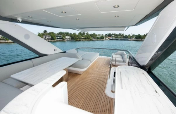 阿兹慕(Azimut)68飞桥游艇尾舱沙龙