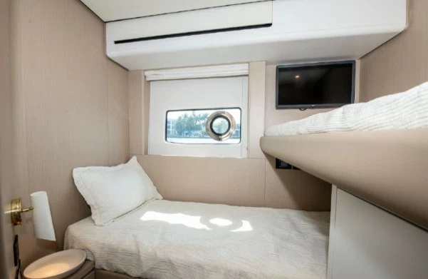 阿兹慕(Azimut)68飞桥游艇客舱