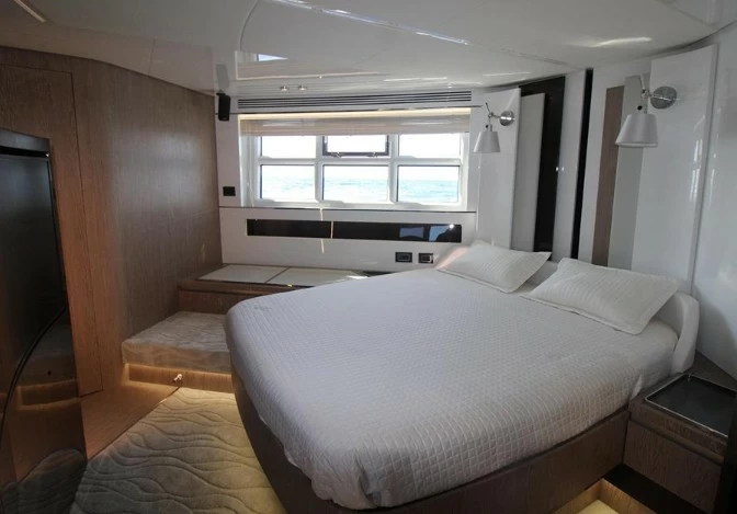 阿兹慕(Azimut)S7二手飞桥游艇主人舱