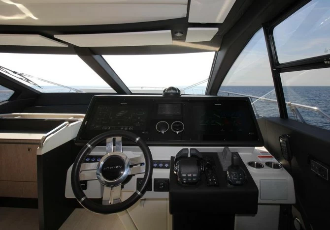 阿兹慕(Azimut)S7二手飞桥游艇驾驶舱