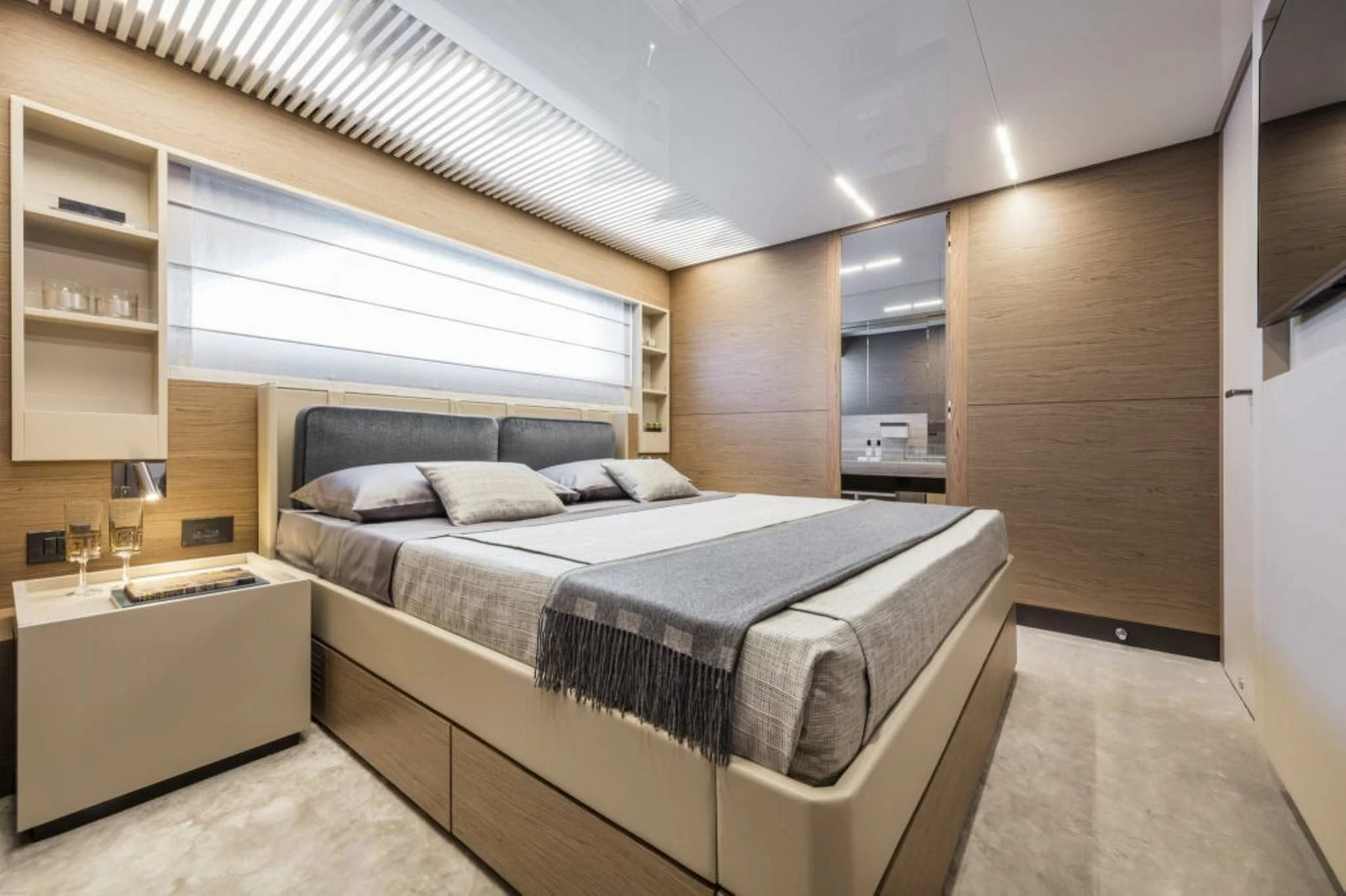28米意大利法拉帝(Ferretti)920飞桥游艇主人舱