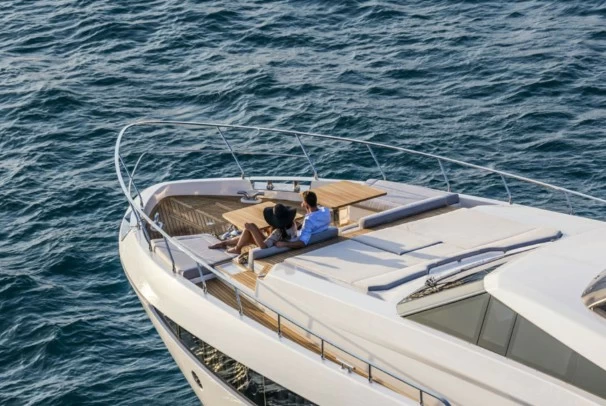 法拉帝(Ferretti)920飞桥游艇