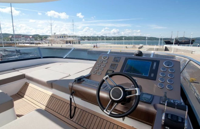卡帝尔（Galeon）780Crystal飞桥游艇驾驶舱