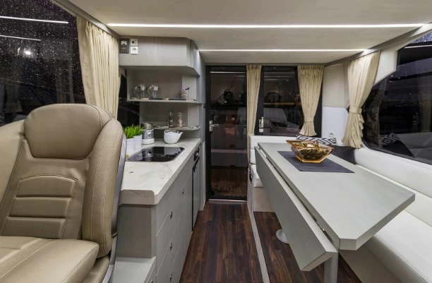 37英尺卡帝尔（Galeon）360飞桥游艇厨房