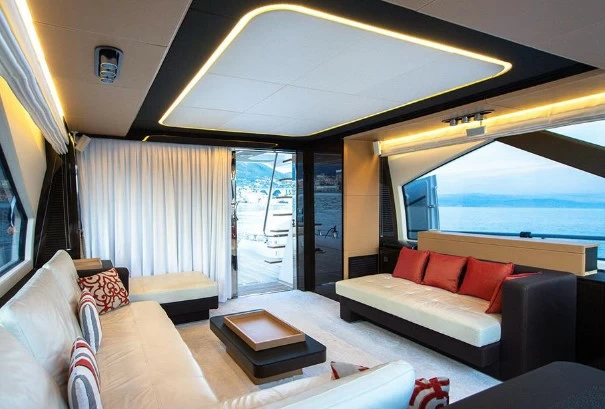 阿兹慕（Azimut）77S飞桥游艇舱内沙龙