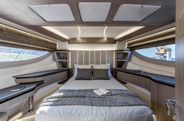 58英尺中型卡帝尔（Galeon）560豪华飞桥游艇主人舱