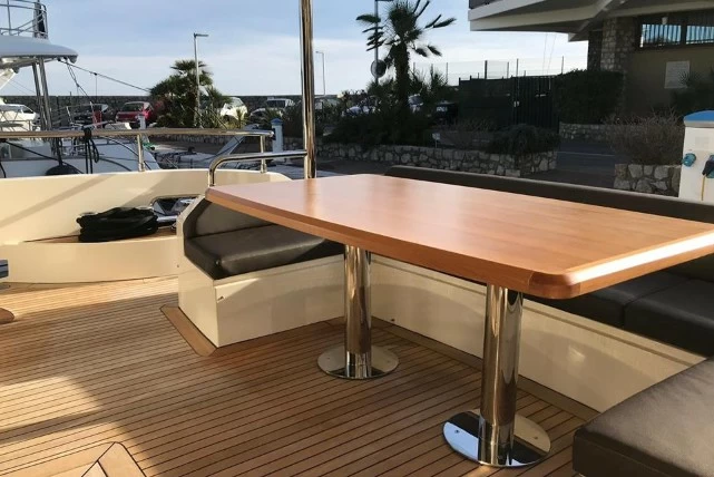68英尺阿兹慕（Azimut）78二手飞桥游艇户外沙龙