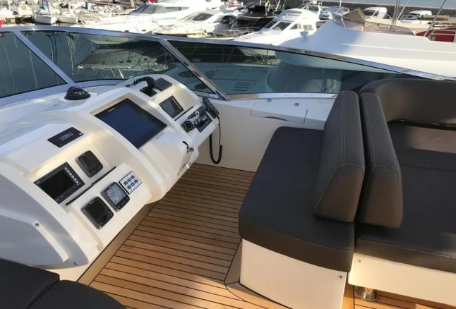 68英尺阿兹慕（Azimut）78二手飞桥游艇驾驶舱