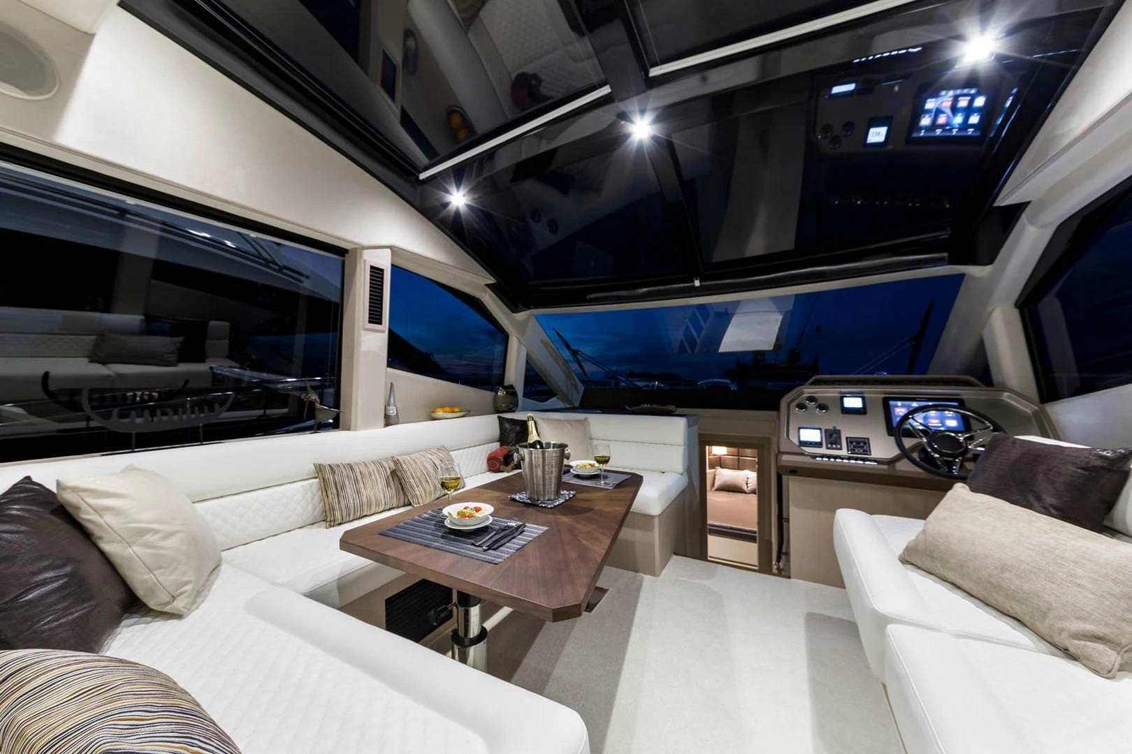 卡帝尔（Galeon）510Skeydeck飞桥游艇