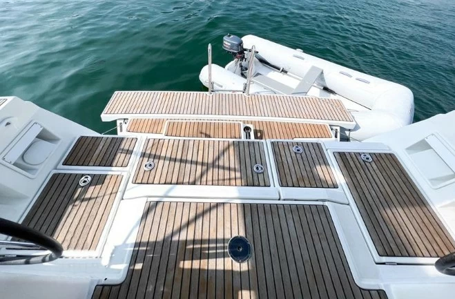 博纳多（Beneteau）遨享仕48二手帆船游艇船艉区