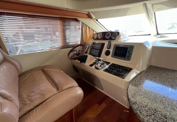 美国希瑞(SeaRay)455SedanBridge二手游艇驾驶舱