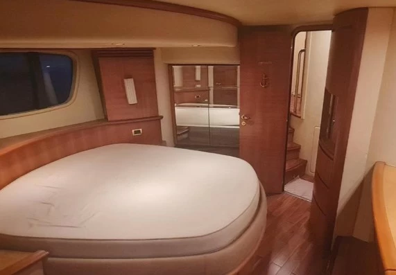 19米(65英尺)阿慕兹(Azimut)62E二手游艇主人舱