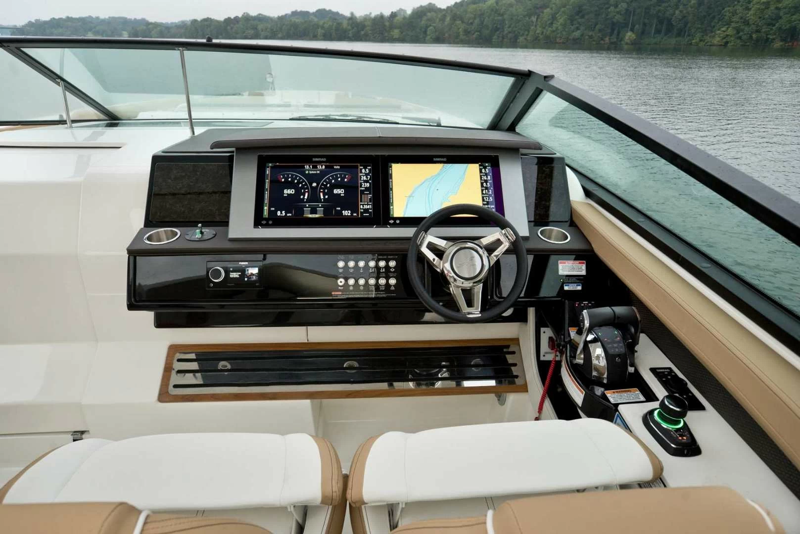 12米(39英尺)美国希瑞（SeaRay）400Sundancer私人游艇驾驶舱