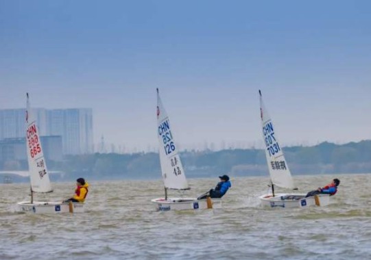 2023年全国OP帆船赛:陈锦浩赛队获得了三枚金牌
