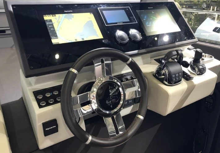 阿兹慕(Azimut)S6二手游艇价格1275000欧元驾驶舱