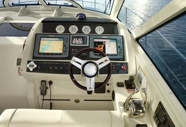 13.84米美国希瑞（SeaRay）450Sundancer运动游艇驾驶舱