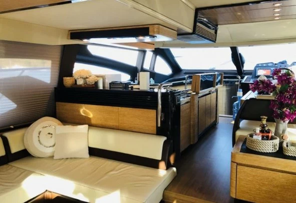 19米阿慕兹（Azimut）64二手游艇内舱