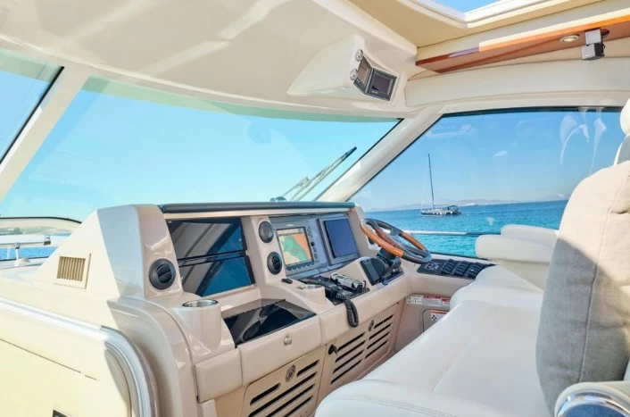 18.75美国希瑞（SeaRay）610Sundancer飞桥游艇驾驶舱