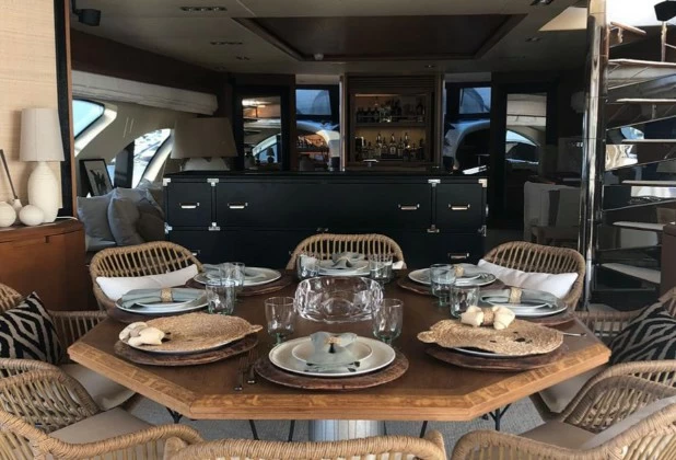 30.75米阿兹慕(Azimut)98Leonardo游艇用餐区