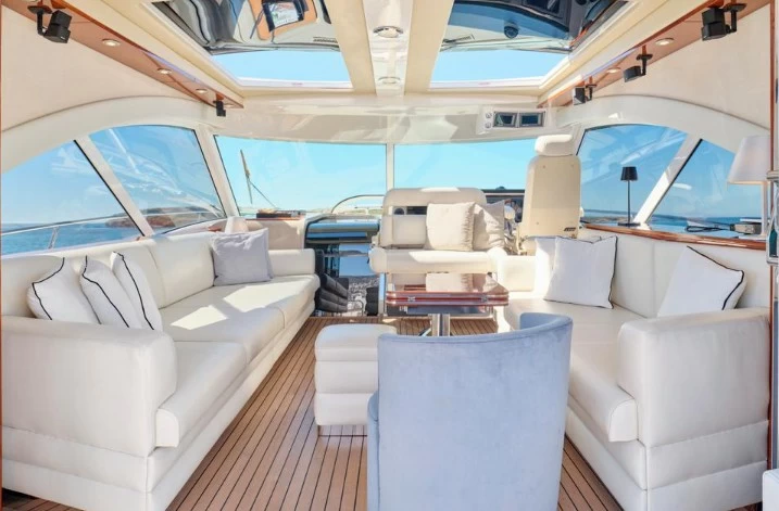 18.75美国希瑞（SeaRay）610Sundancer飞桥游艇舱内沙龙