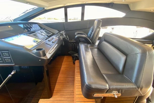 19.61米圣汐（Sunseeker）Predator62二手游艇驾驶位