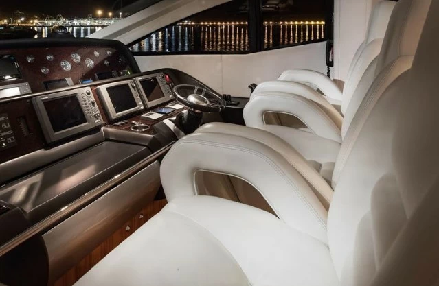 26.49米圣汐（Sunseeker）Predator84二手豪华游艇驾驶位