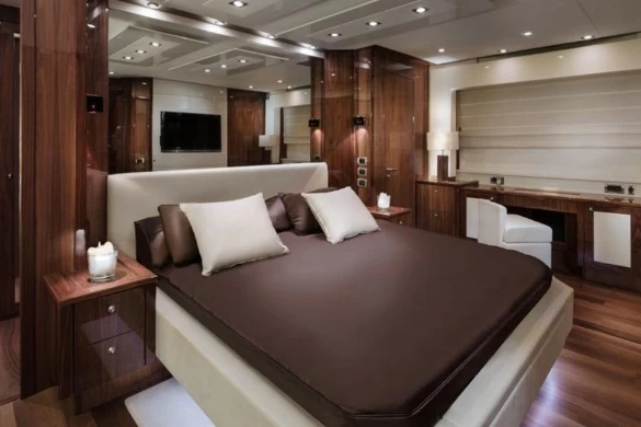 26.49米圣汐（Sunseeker）Predator84二手豪华游艇主人舱