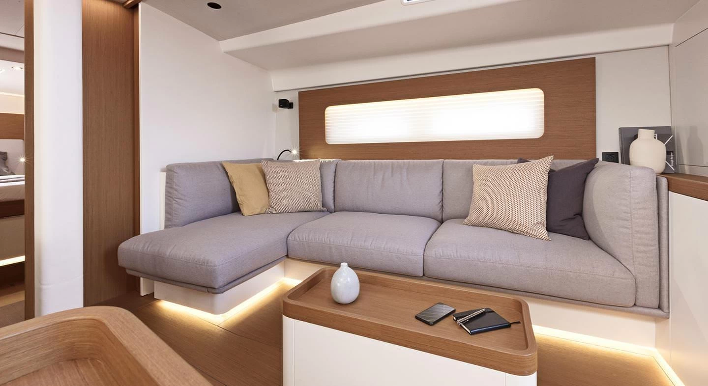 17米博纳多（Beneteau）锋仕53帆船游艇舱内沙龙