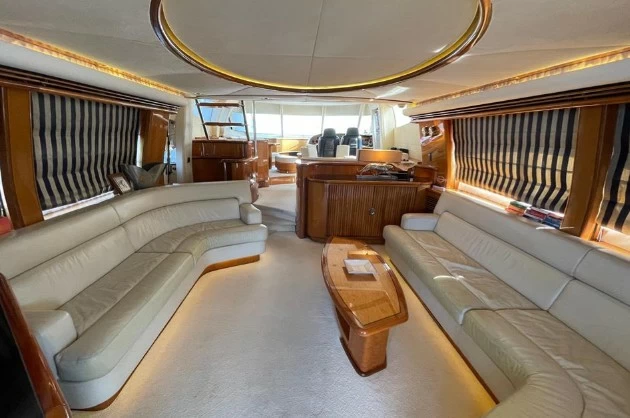 24米圣汐（Sunseeker）Manhattan80二手游艇沙龙区