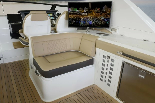 12.85米希瑞（SeaRay ）SLX-R400e运动游艇驾驶舱