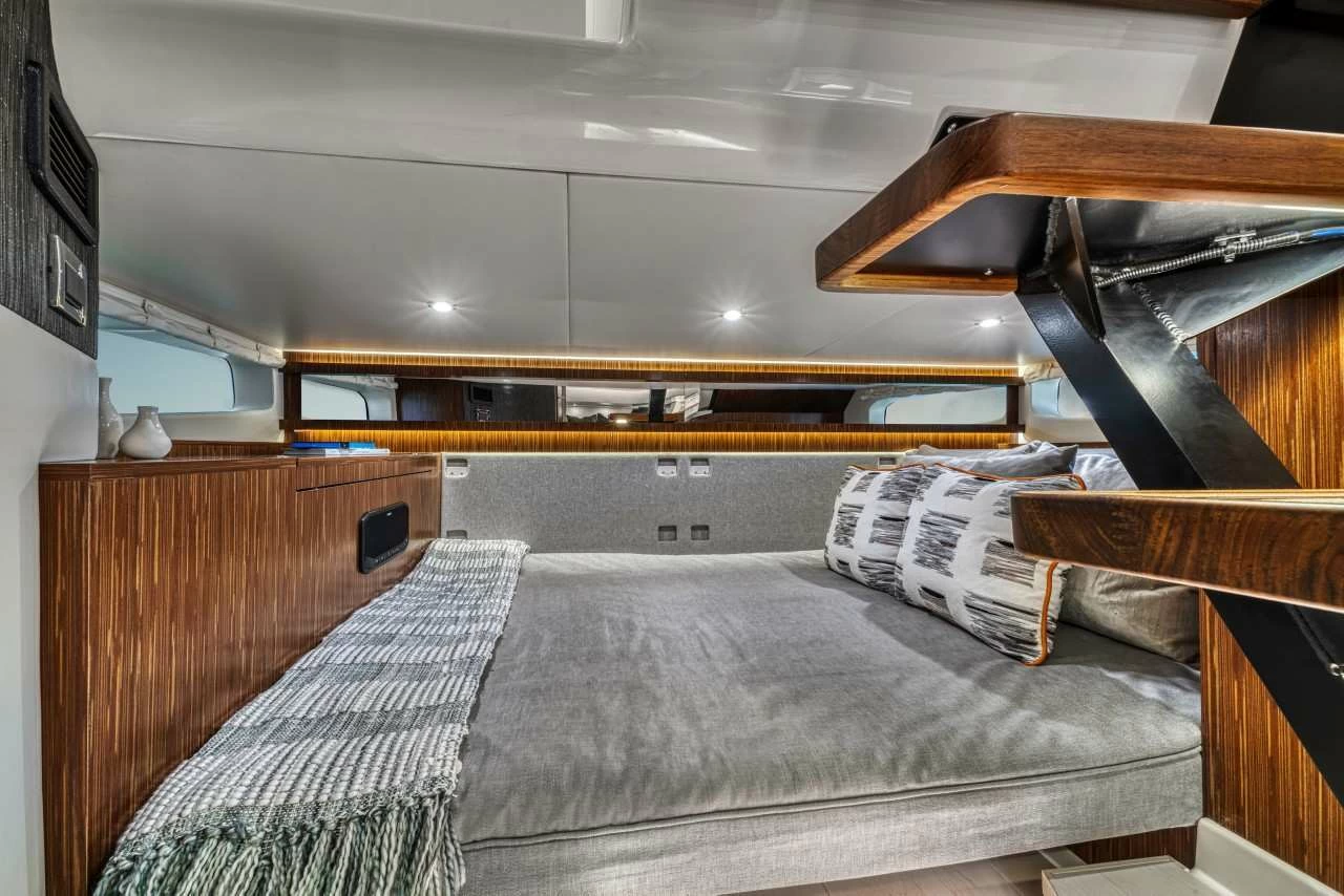 11.46米希瑞（SeaRay）370Sundancer私人游艇主人舱