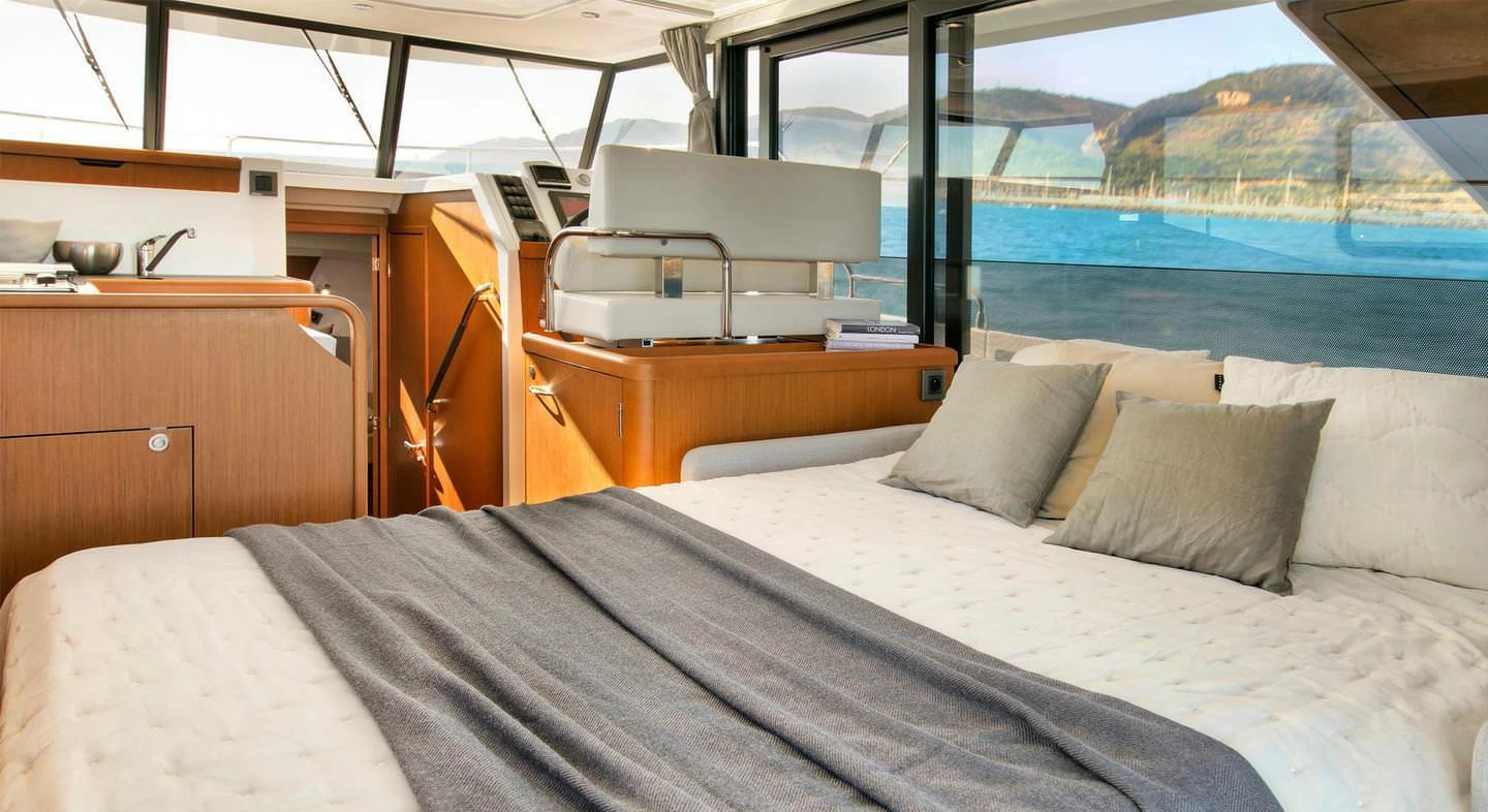 370万元博纳多(Beneteau)思乐35飞桥游艇主卧