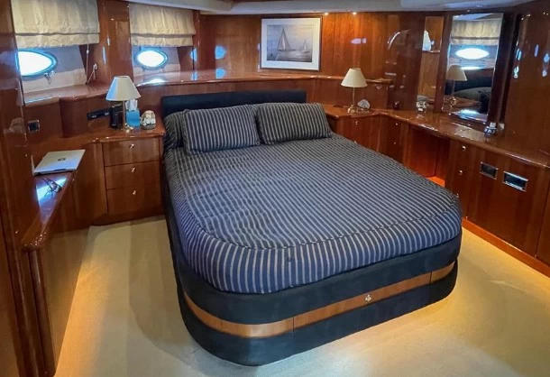 24米圣汐（Sunseeker）Manhattan80二手游艇客舱区