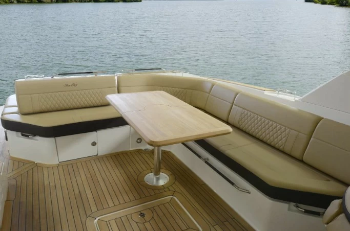 12.85米希瑞（SeaRay ）SLX-R400e运动游艇休息区