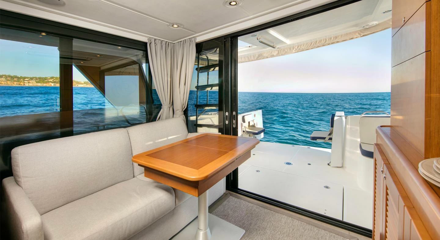 370万元博纳多(Beneteau)思乐35飞桥游艇沙龙区