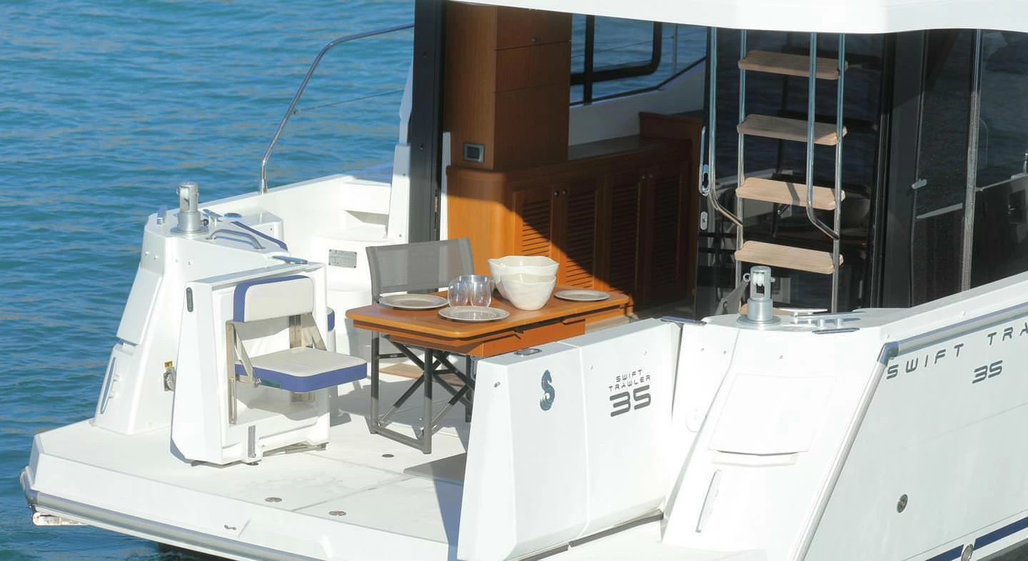 370万元博纳多(Beneteau)思乐35飞桥游艇尾舱