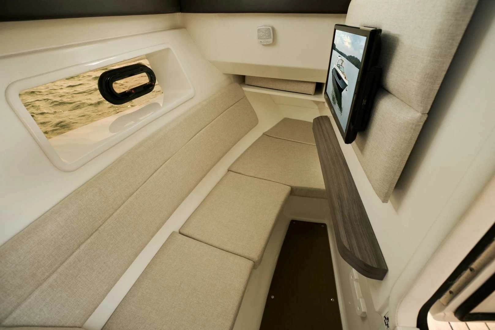 10米美国希瑞（SeaRay）SLX350快艇休息区