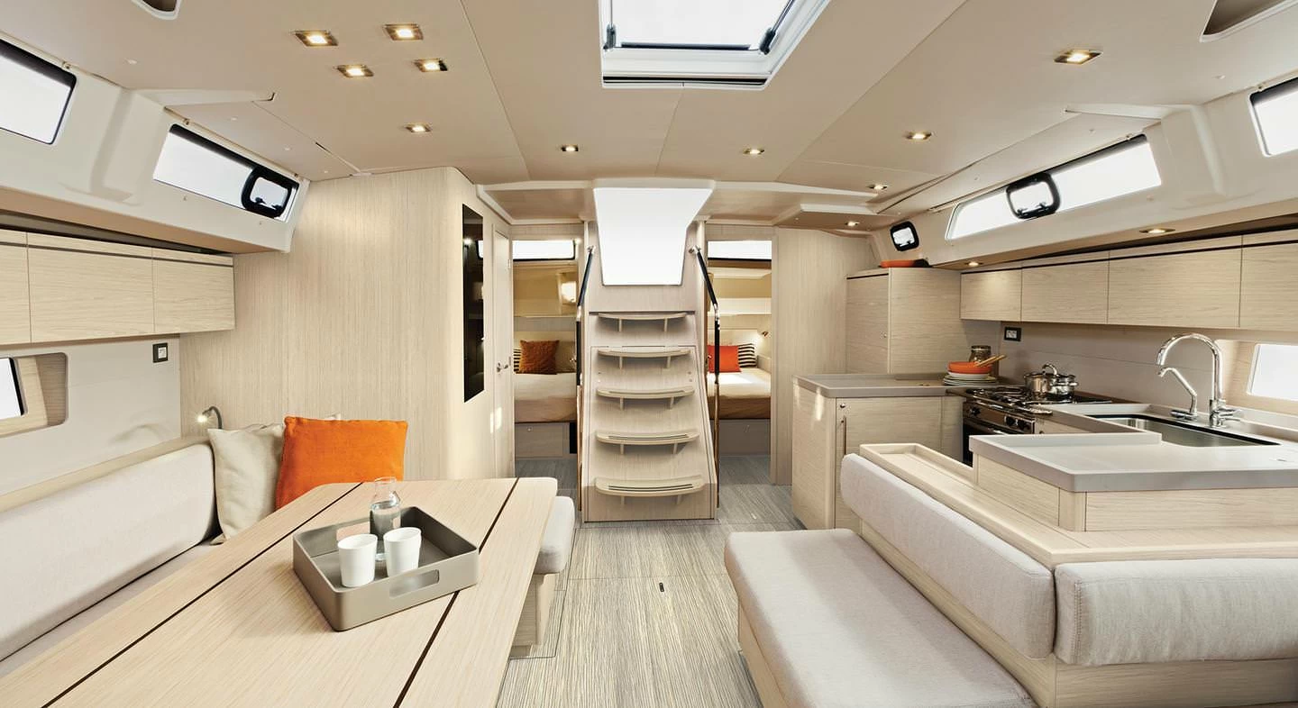 16米博纳多（Beneteau）遨享仕51.1远洋帆船舱内休息区
