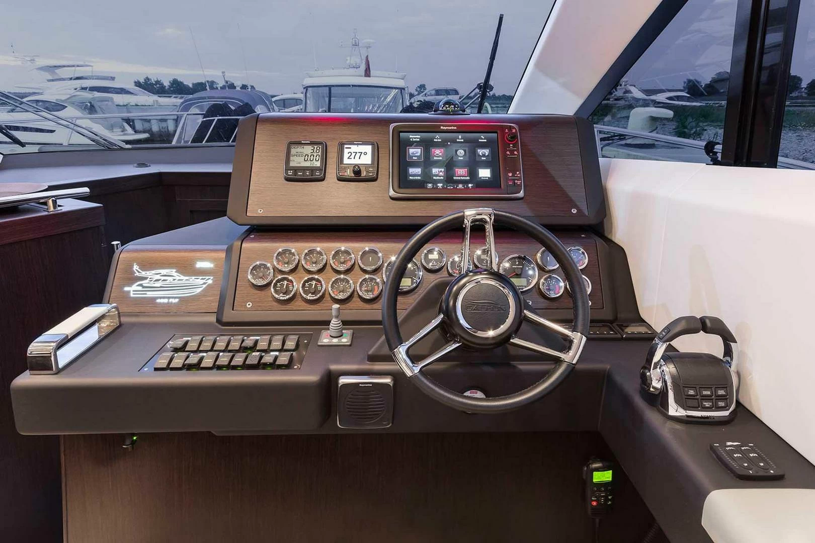卡帝尔（Galeon）420飞桥游艇驾驶位